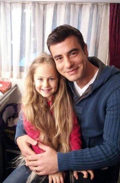 Hayat Şarkısı oyuncuları reyting kutlamasında