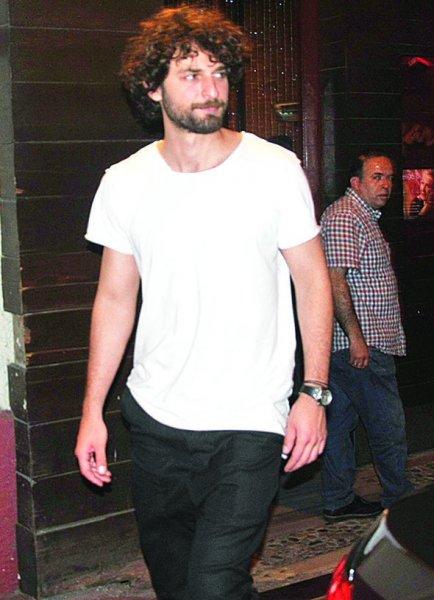 Hayat Şarkısı oyuncuları reyting kutlamasında