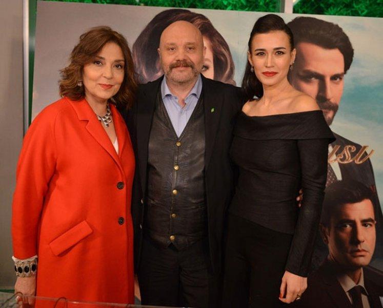 Hayat Şarkısı oyuncuları reyting kutlamasında