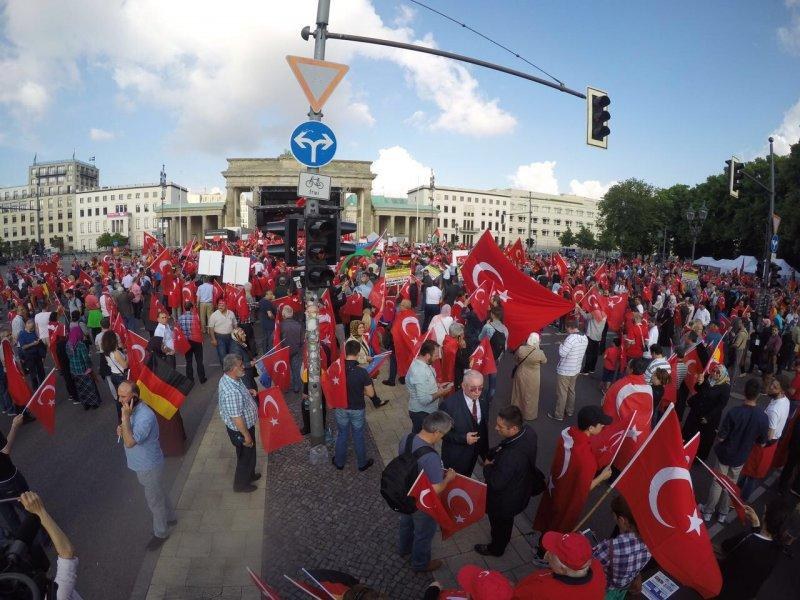Avrupa'da yaşayan Türkler Berlin'e akın etti - Resim 9
