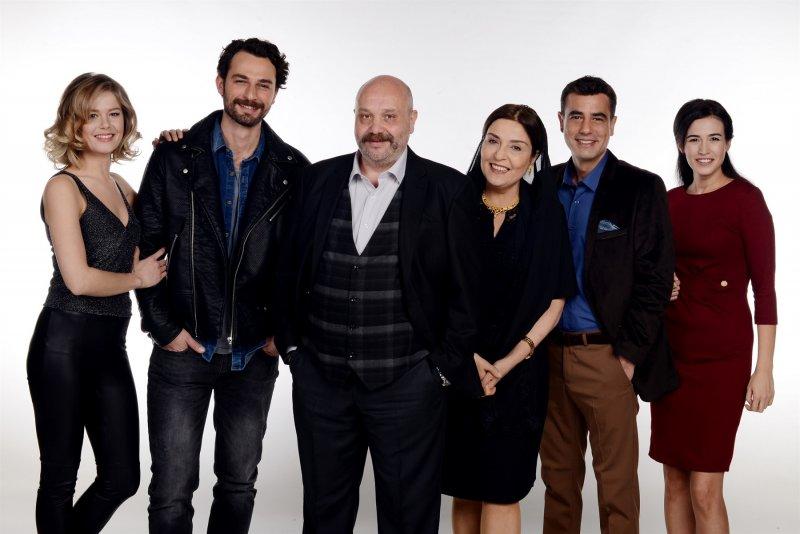 Hayat Şarkısı oyuncuları reyting kutlamasında