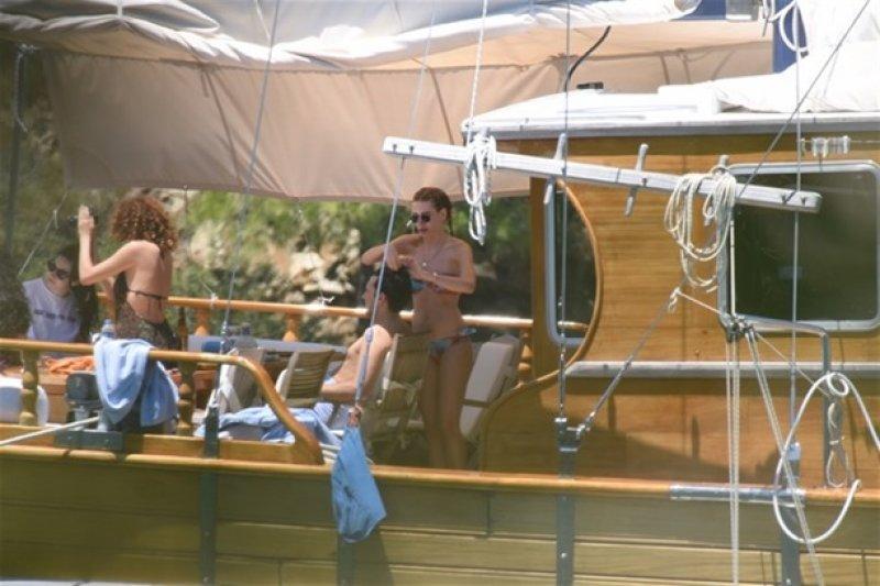 Sinem Kobal'dan beklenmeyen hareket