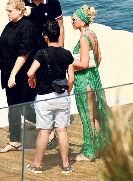 Hadise Bodrum'da teftişe çıktı