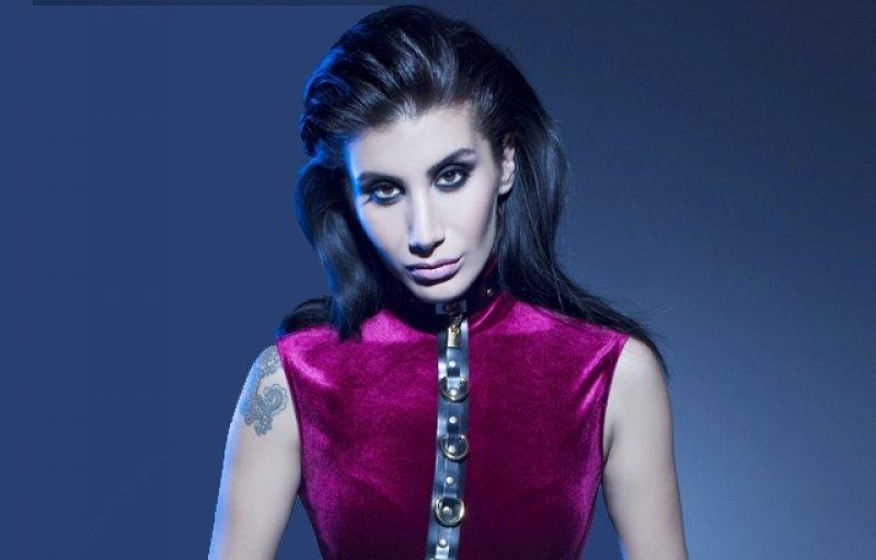 İrem Derici'yi kızdıran horoz sorusu: Beni darlamayın