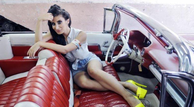 İrem Derici'yi kızdıran horoz sorusu: Beni darlamayın