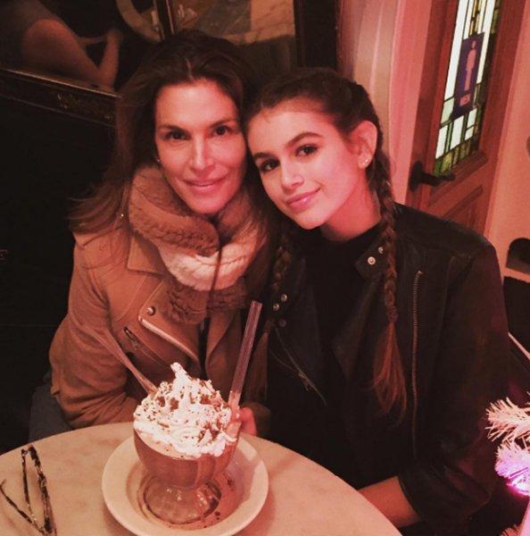 Çocuklarıyla arkadaş gibi olan ünlü anneler