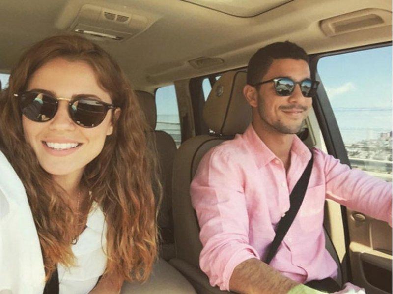 Ezgi Eyüboğlu'ndan evli mutlu çocuklu pozu