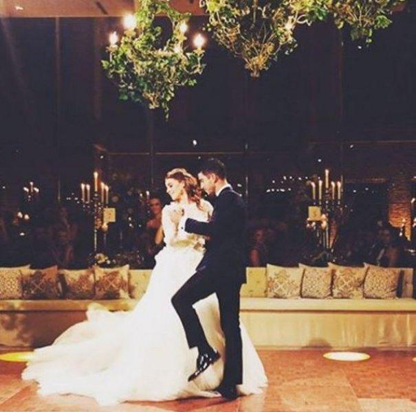 Ezgi Eyüboğlu'ndan evli mutlu çocuklu pozu