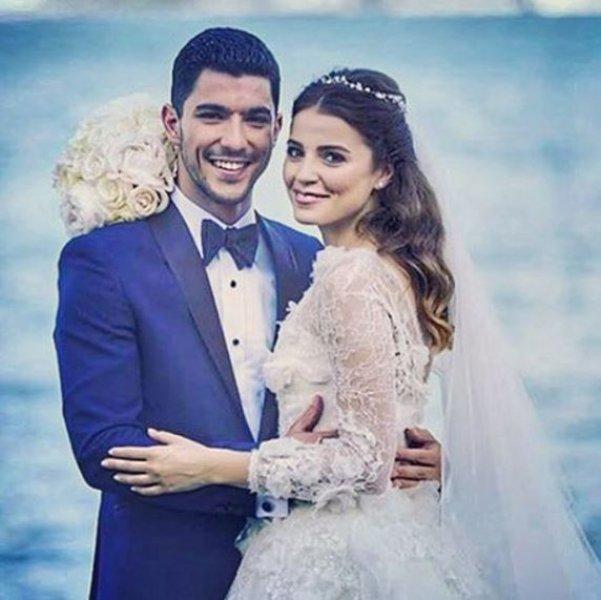 Ezgi Eyüboğlu'ndan evli mutlu çocuklu pozu