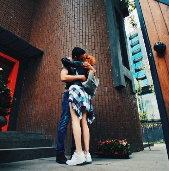 Ezgi Eyüboğlu'ndan evli mutlu çocuklu pozu