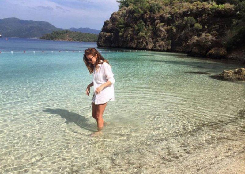 Ezgi Eyüboğlu'ndan evli mutlu çocuklu pozu