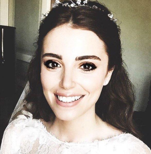 Ezgi Eyüboğlu'ndan evli mutlu çocuklu pozu