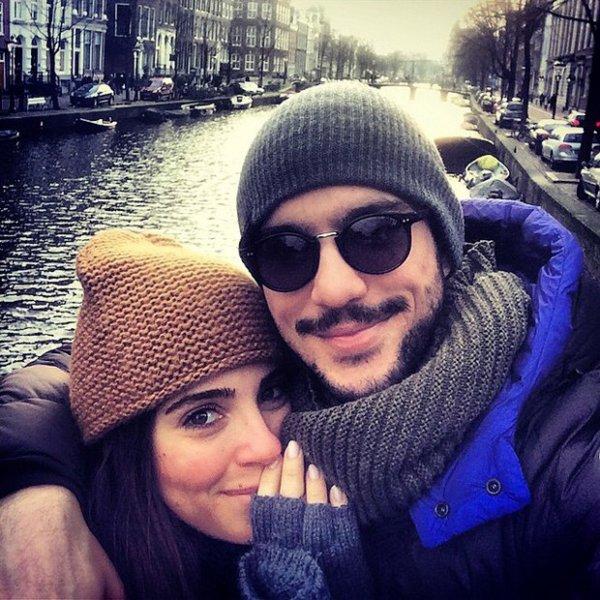 Ezgi Eyüboğlu'ndan evli mutlu çocuklu pozu