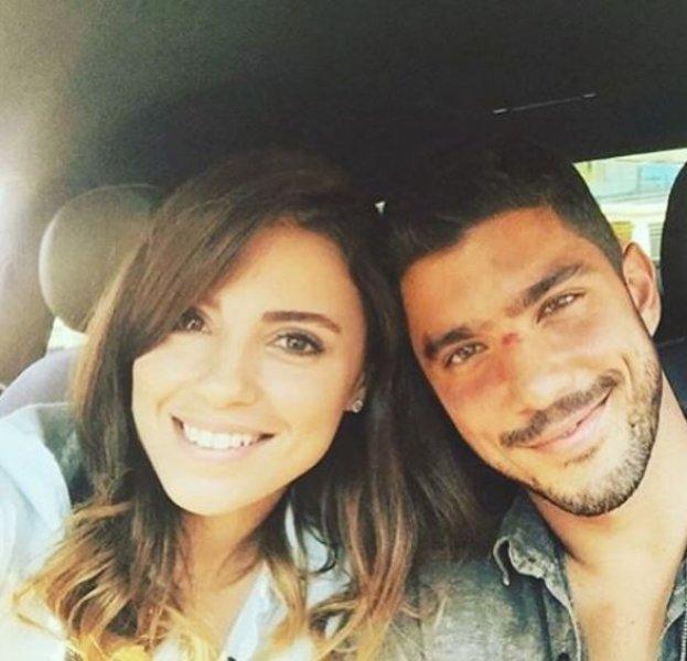 Ezgi Eyüboğlu'ndan evli mutlu çocuklu pozu