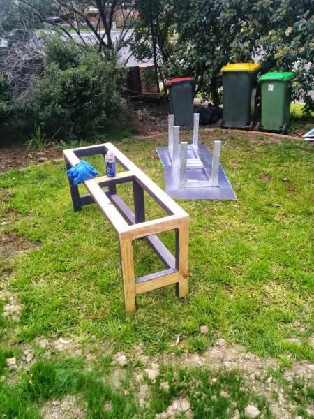 Genç adam evinin bahçesine sinema sistemi kurdu