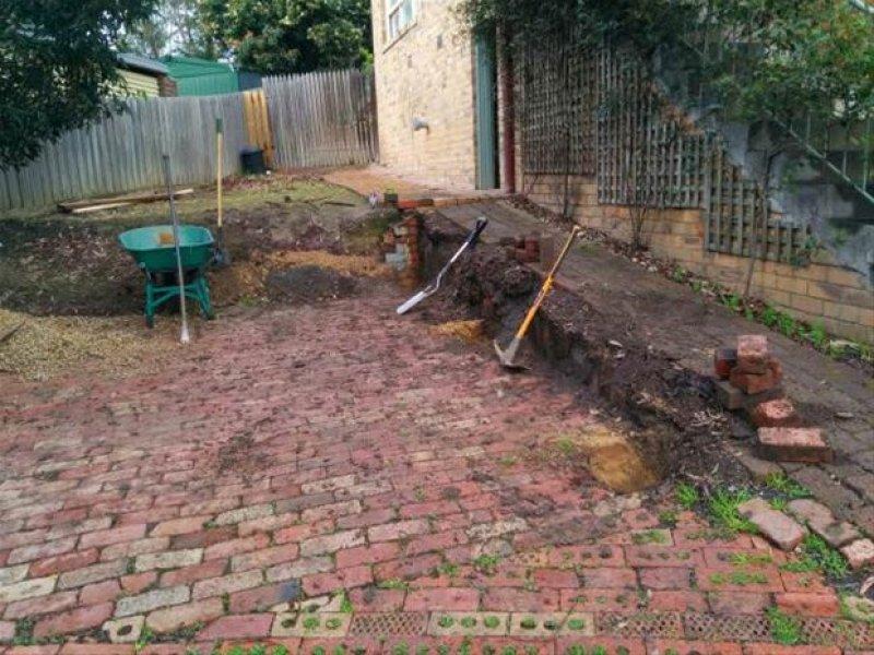 Genç adam evinin bahçesine sinema sistemi kurdu