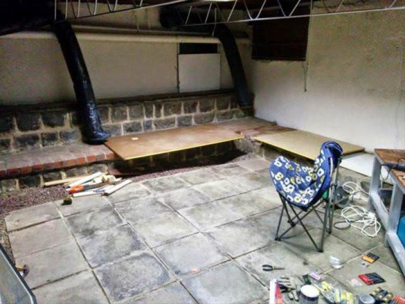 Genç adam evinin bahçesine sinema sistemi kurdu