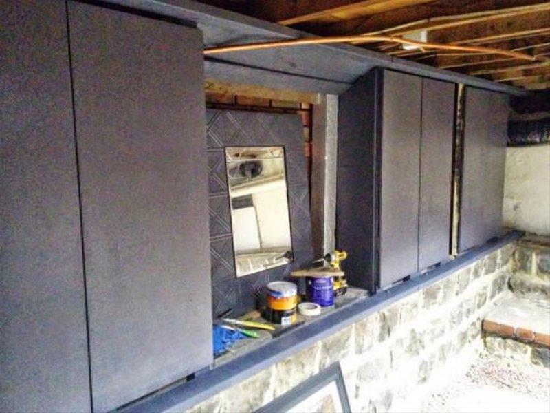 Genç adam evinin bahçesine sinema sistemi kurdu