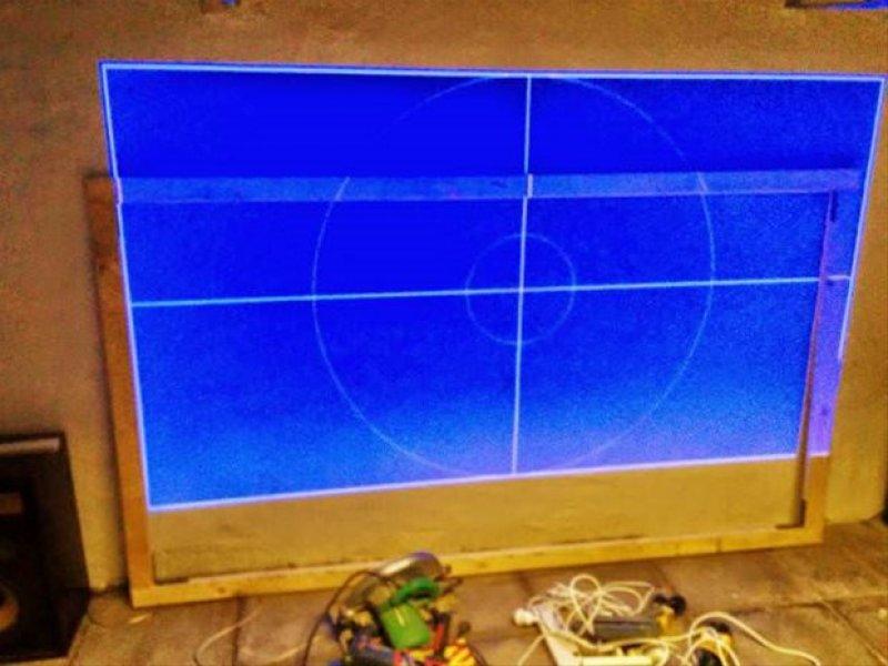 Genç adam evinin bahçesine sinema sistemi kurdu