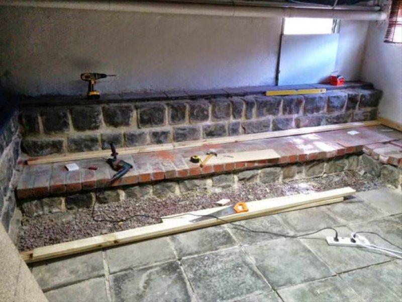 Genç adam evinin bahçesine sinema sistemi kurdu