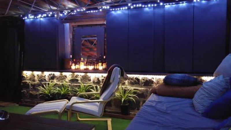 Genç adam evinin bahçesine sinema sistemi kurdu