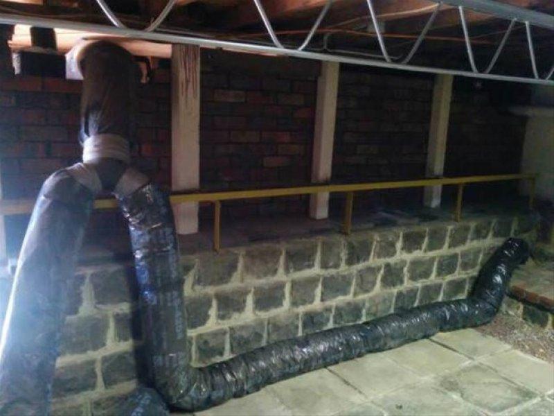 Genç adam evinin bahçesine sinema sistemi kurdu