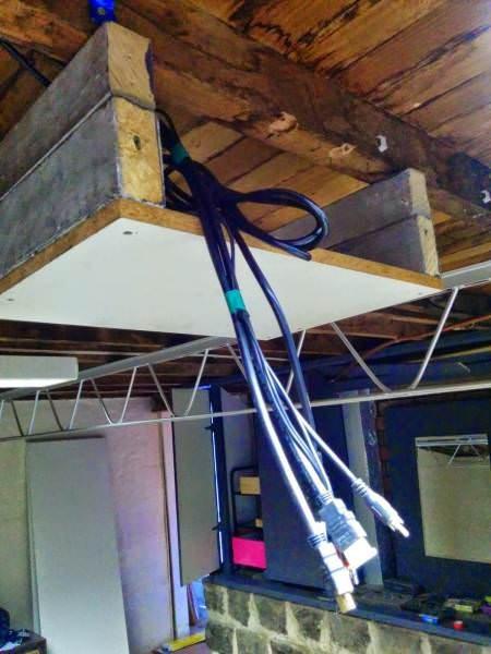 Genç adam evinin bahçesine sinema sistemi kurdu