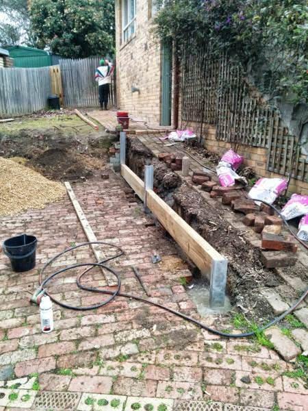 Genç adam evinin bahçesine sinema sistemi kurdu