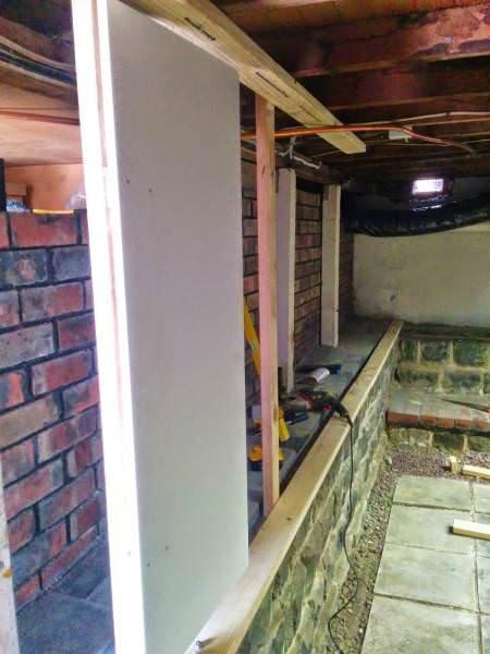 Genç adam evinin bahçesine sinema sistemi kurdu