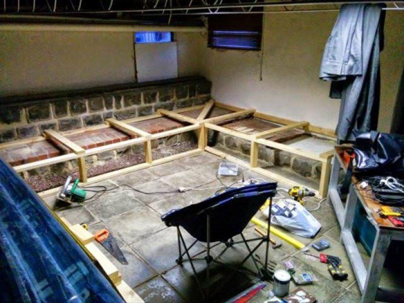 Genç adam evinin bahçesine sinema sistemi kurdu