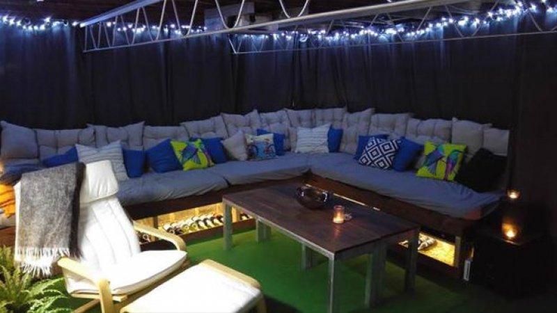 Genç adam evinin bahçesine sinema sistemi kurdu