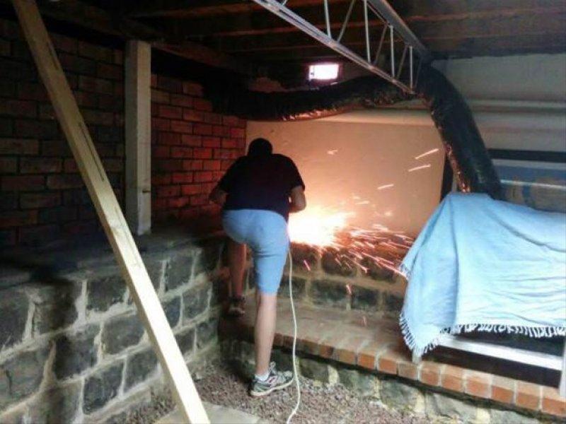 Genç adam evinin bahçesine sinema sistemi kurdu