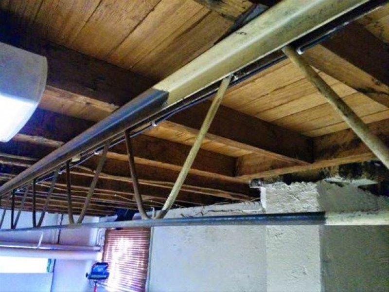 Genç adam evinin bahçesine sinema sistemi kurdu