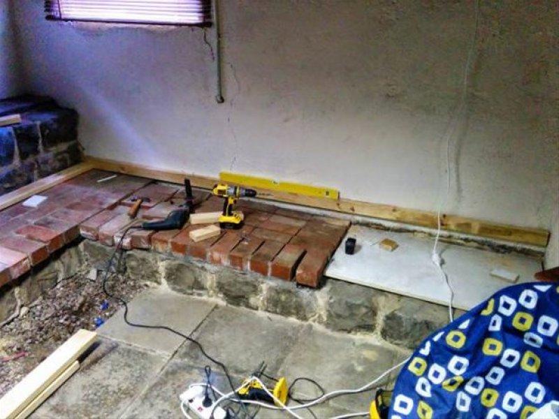 Genç adam evinin bahçesine sinema sistemi kurdu