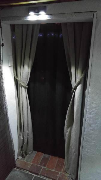 Genç adam evinin bahçesine sinema sistemi kurdu