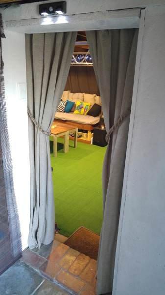 Genç adam evinin bahçesine sinema sistemi kurdu