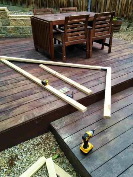 Genç adam evinin bahçesine sinema sistemi kurdu