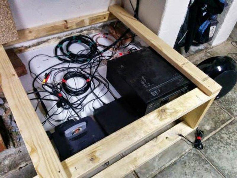 Genç adam evinin bahçesine sinema sistemi kurdu