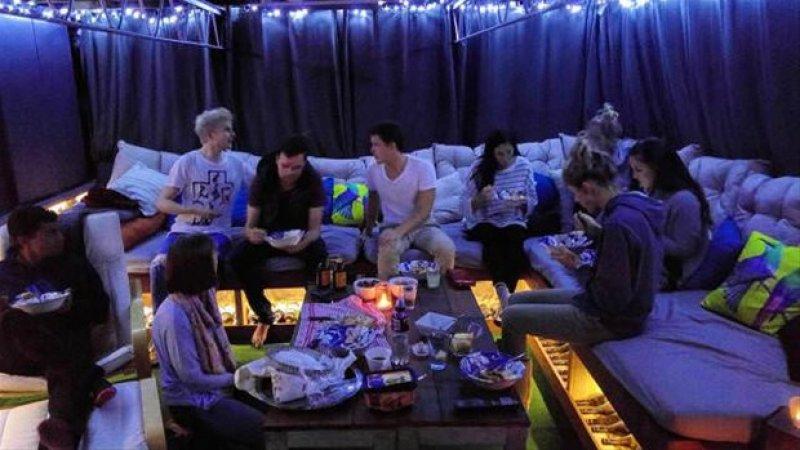 Genç adam evinin bahçesine sinema sistemi kurdu