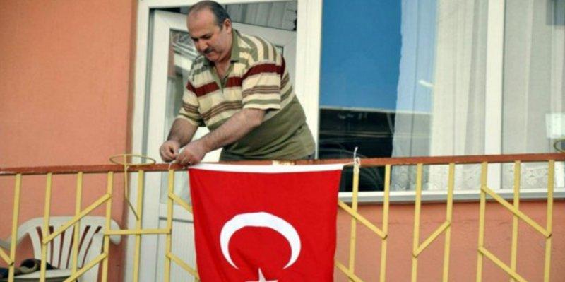 Bayrak asan dayı ortaya çıktı