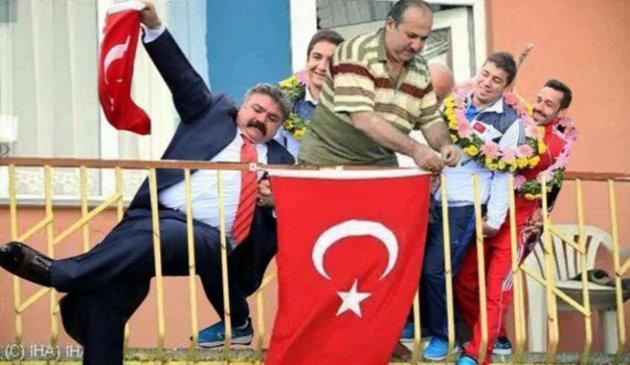 Bayrak asan dayı ortaya çıktı