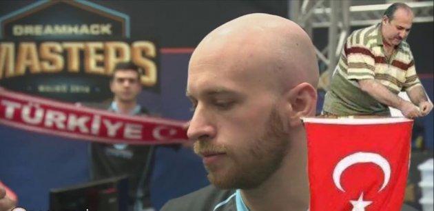 Bayrak asan dayı ortaya çıktı