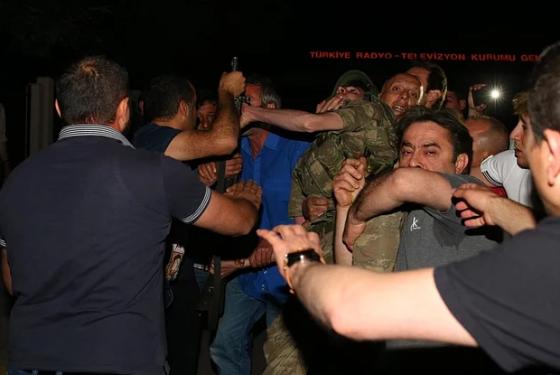 Askeri kalkışma girişiminden akılda kalan kareler