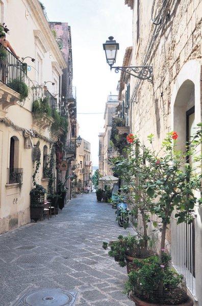 Sicilya’nın barok yapıları turistlerin ilgisini çekiyor