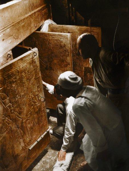 Firavun Tutankhamon’un mezar fotoğrafları sergileniyor