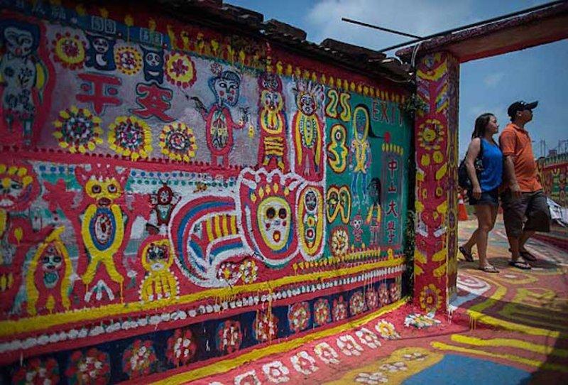 Tayvan'ın gökkuşağı köyü göz kamaştırıyor