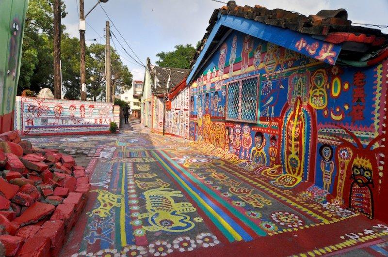 Tayvan'ın gökkuşağı köyü göz kamaştırıyor