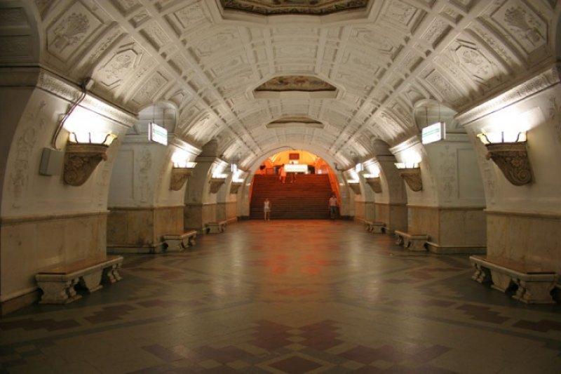 Moskova metrosu tasarımıyla büyülüyor