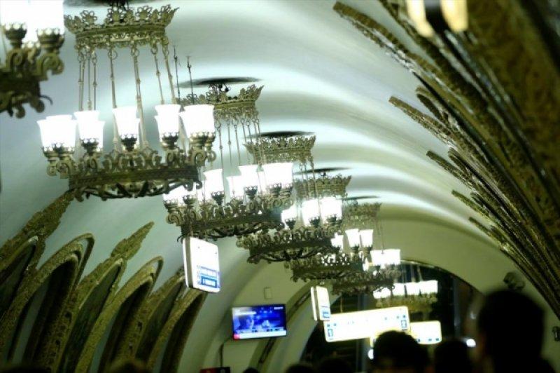 Moskova metrosu tasarımıyla büyülüyor