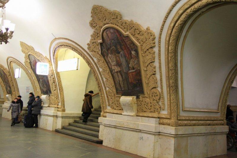 Moskova metrosu tasarımıyla büyülüyor